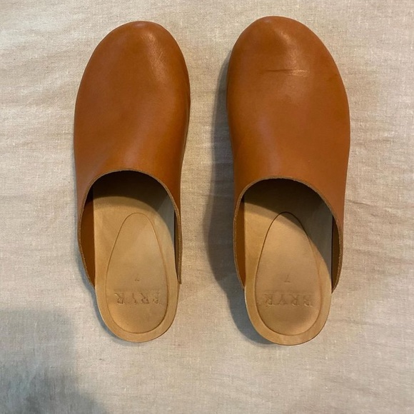 [SOLD]Bryr Worker Clog in Whiskey - Picture 5 of 6